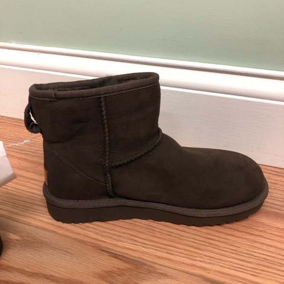 UGG Boots: Classic Mini II: Chocolate - Picture 4 of 6